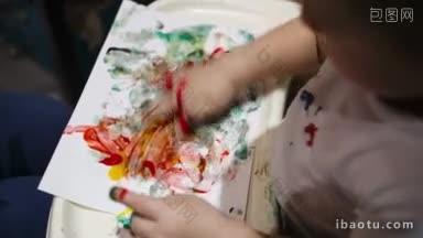 小男孩用彩色手指画为小朋友画画活动